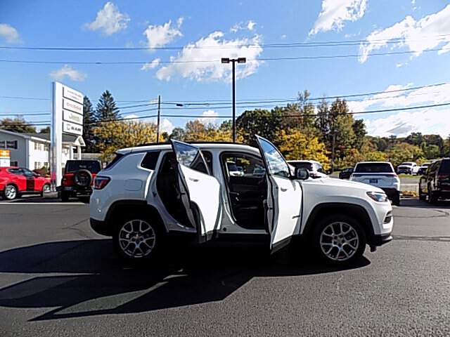  2022 Jeep Compass Image: 9