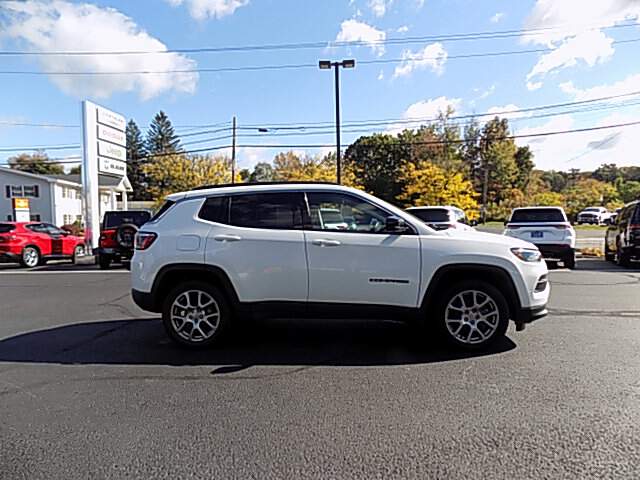 2022 Jeep Compass Image: 3