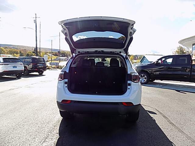  2022 Jeep Compass Image: 8