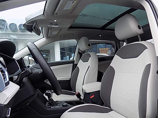  2025 Volkswagen Taos Image: 6