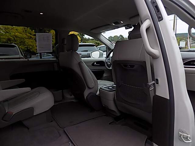  2021 Chrysler Pacifica Image: 9