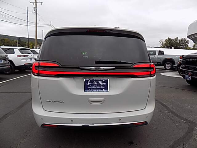  2021 Chrysler Pacifica Image: 3
