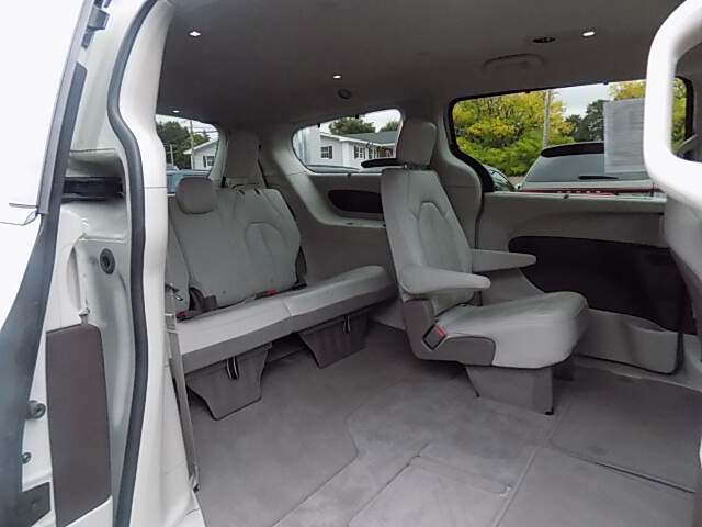  2021 Chrysler Pacifica Image: 8