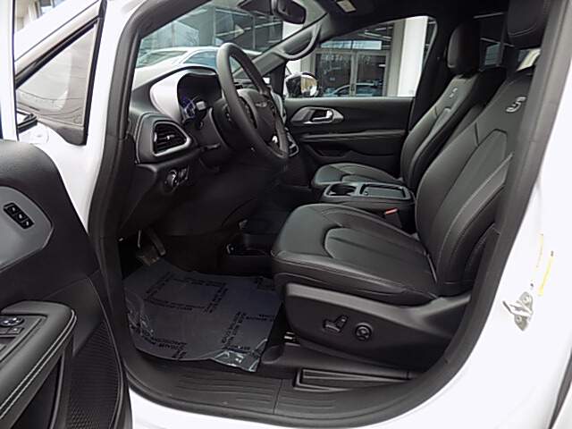  2024 Chrysler Pacifica Image: 9