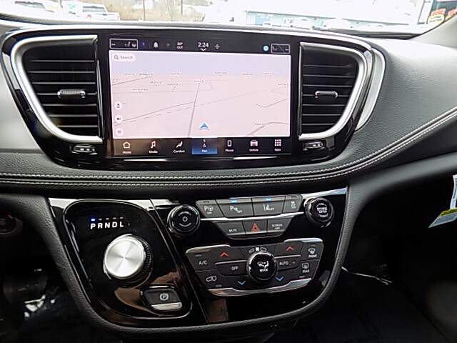  2024 Chrysler Pacifica Image: 11