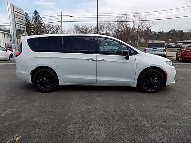  2024 Chrysler Pacifica Image: 2