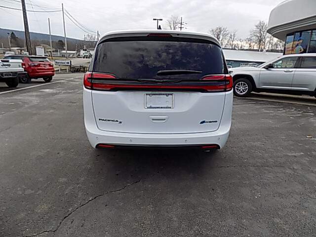  2024 Chrysler Pacifica Image: 3