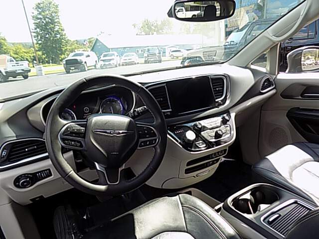  2022 Chrysler Pacifica Image: 8