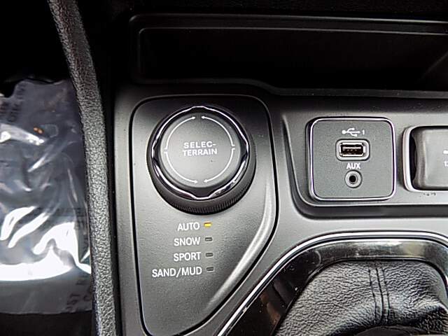  2019 Jeep Cherokee Image: 14