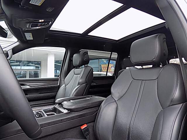  2024 Jeep Wagoneer Image: 5