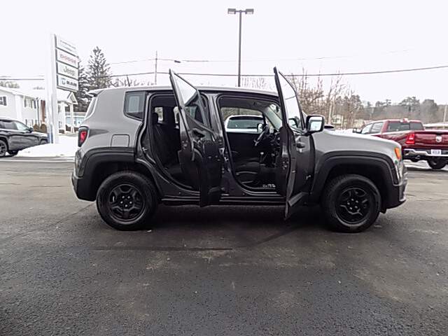  2017 Jeep Renegade Image: 9