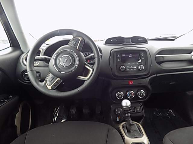  2017 Jeep Renegade Image: 4