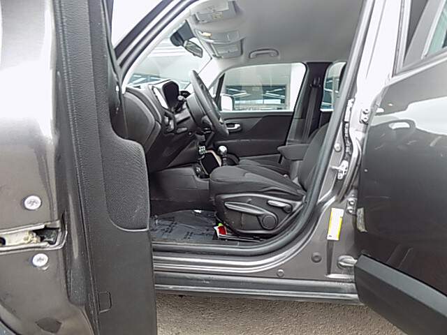  2017 Jeep Renegade Image: 5