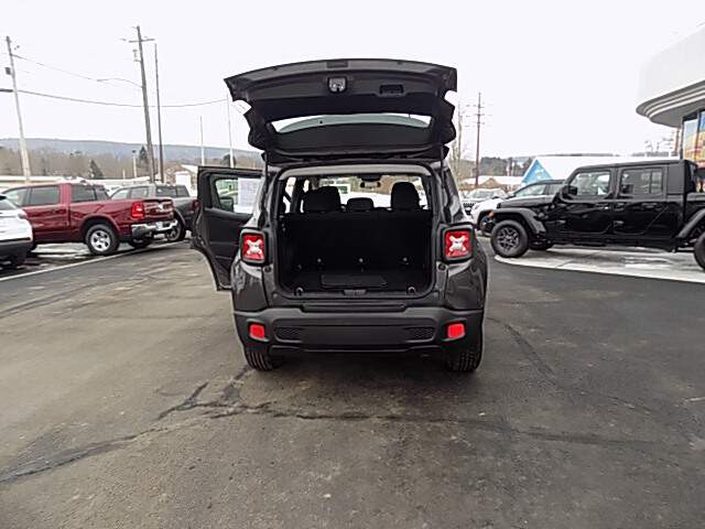  2017 Jeep Renegade Image: 8