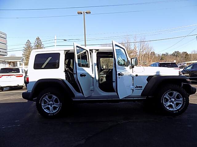  2022 Jeep Wrangler Image: 9