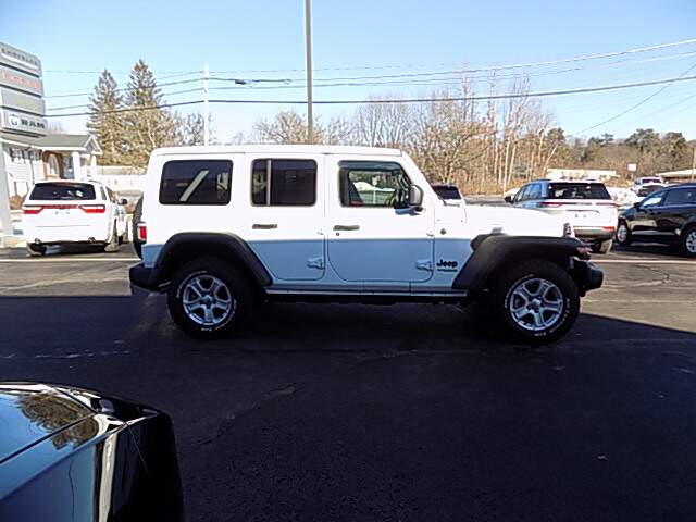  2022 Jeep Wrangler Image: 3