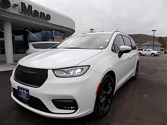  2023 Chrysler Pacifica Image: 0