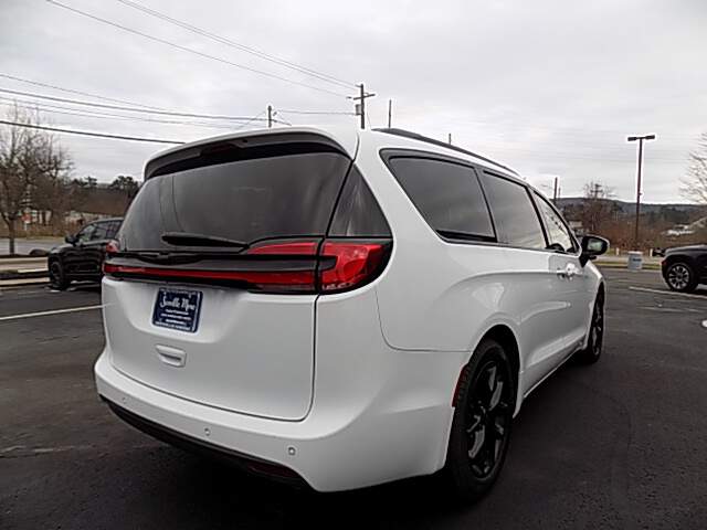  2023 Chrysler Pacifica Image: 3