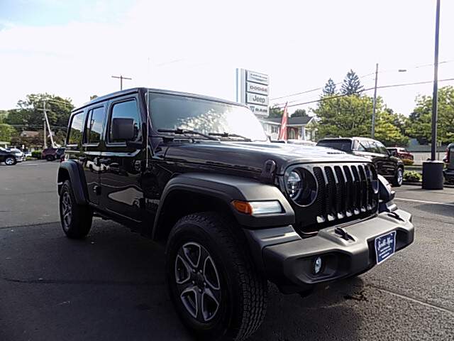  2022 Jeep Wrangler Image: 3