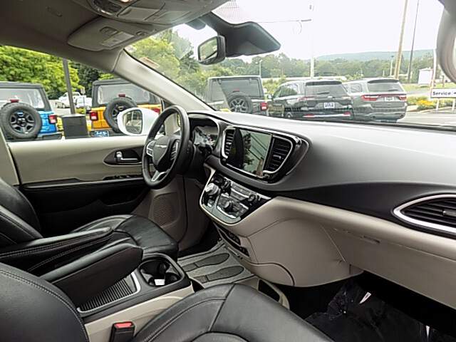  2022 Chrysler Pacifica Image: 10
