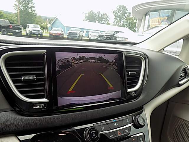  2022 Chrysler Pacifica Image: 12