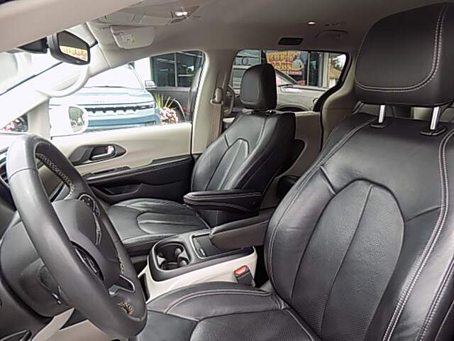  2022 Chrysler Pacifica Image: 7
