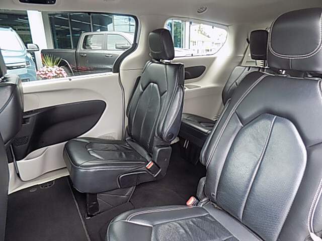  2022 Chrysler Pacifica Image: 8