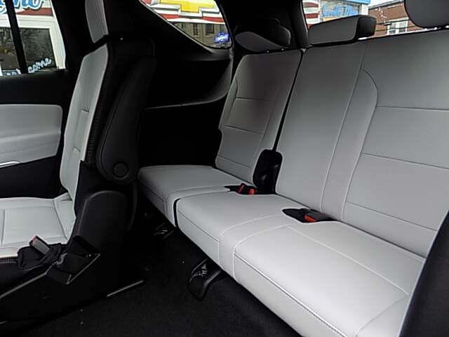  2026 Chevrolet Traverse Image: 8