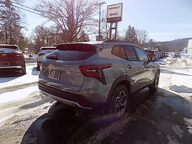  2026 Chevrolet Trax Image: 4