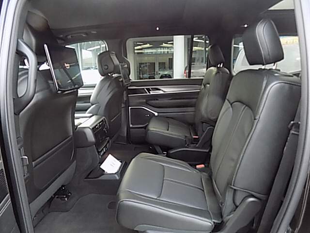  2025 Jeep Wagoneer Image: 9