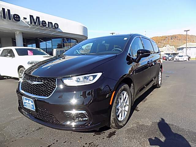  2026 Chrysler Pacifica Image: 0