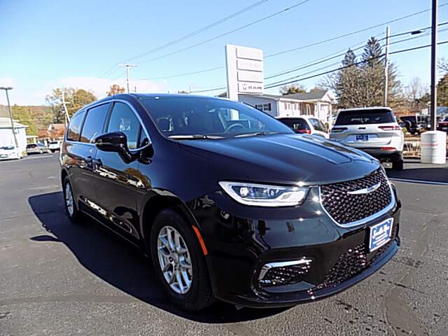  2026 Chrysler Pacifica Image: 3