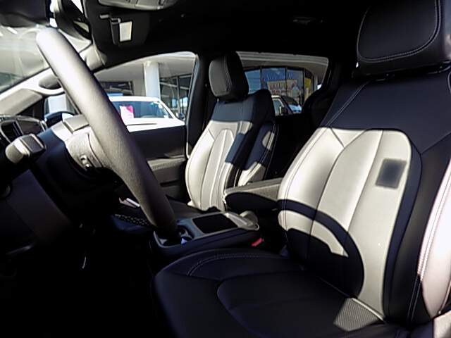  2026 Chrysler Pacifica Image: 5