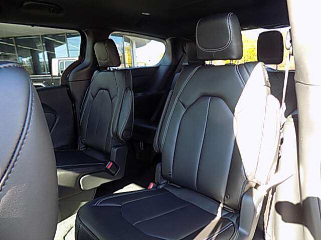  2026 Chrysler Pacifica Image: 6