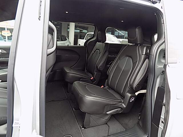  2026 Chrysler Pacifica Image: 9