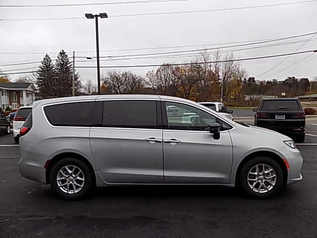  2026 Chrysler Pacifica Image: 3