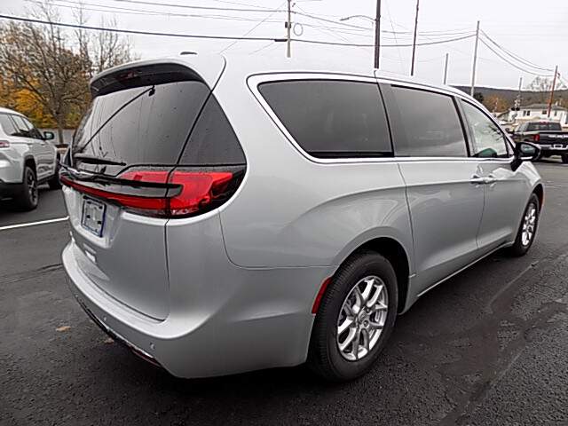  2026 Chrysler Pacifica Image: 4