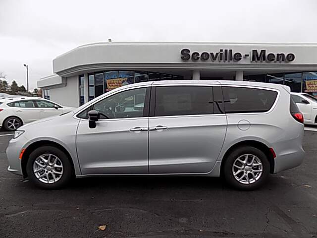  2026 Chrysler Pacifica Image: 7