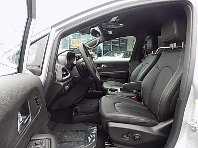  2026 Chrysler Pacifica Image: 8