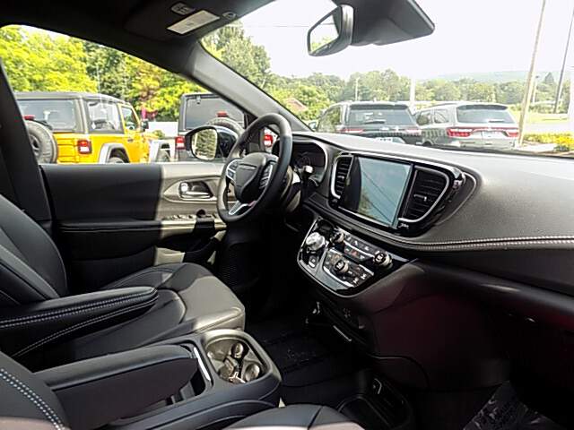  2027 Chrysler Pacifica Image: 9
