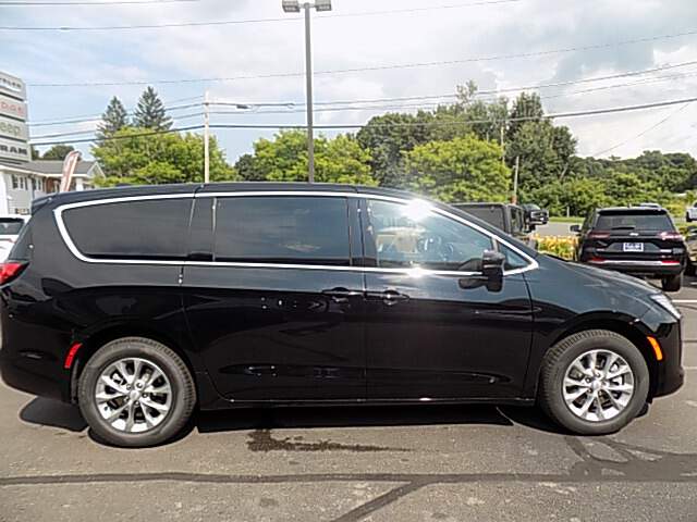  2027 Chrysler Pacifica Image: 2