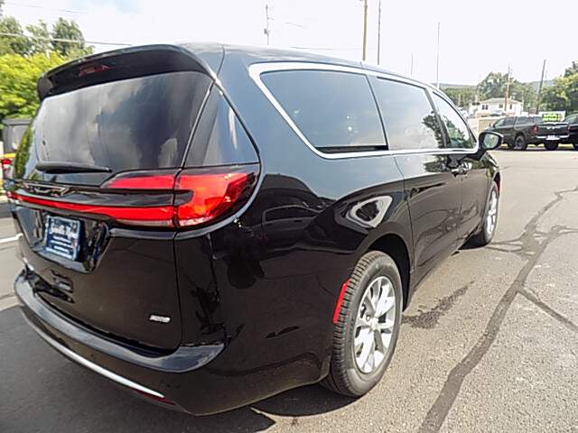  2027 Chrysler Pacifica Image: 3
