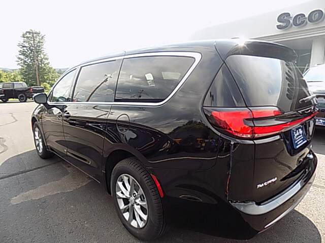  2027 Chrysler Pacifica Image: 5