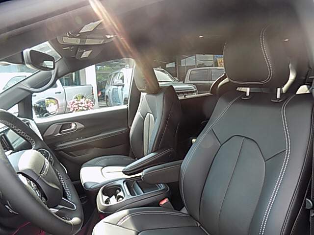  2027 Chrysler Pacifica Image: 6