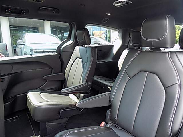  2027 Chrysler Pacifica Image: 7