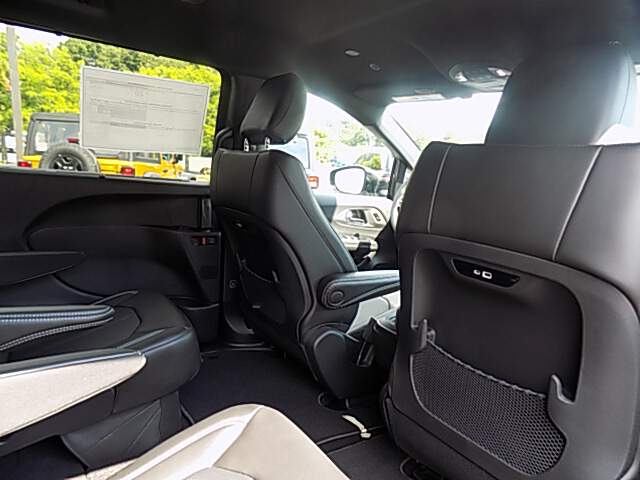  2027 Chrysler Pacifica Image: 8