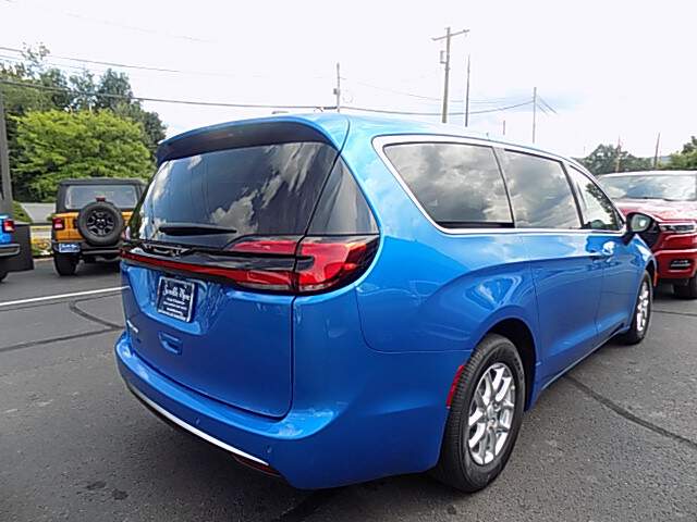  2027 Chrysler Pacifica Image: 3