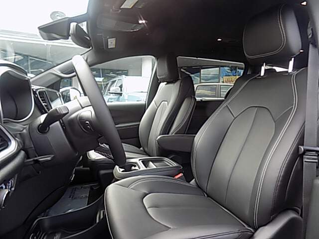  2027 Chrysler Pacifica Image: 5