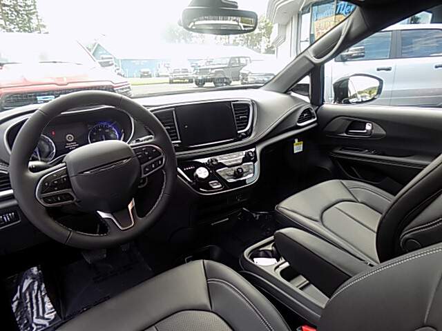  2027 Chrysler Pacifica Image: 7