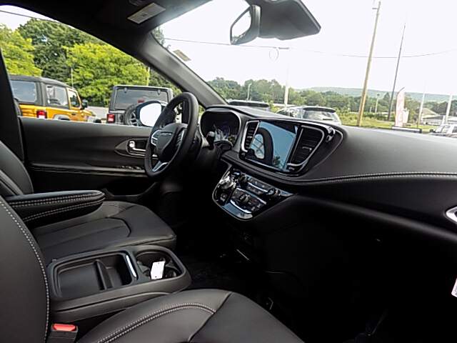  2027 Chrysler Pacifica Image: 8